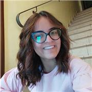 Giovane dottoressa impartisce lezioni di diritto senza monotonia